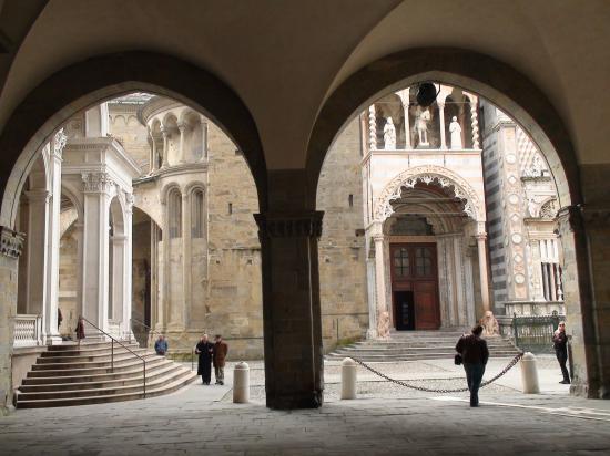 Basilica (en face) e Cattedrale (vue des escaliers à gauche) - Bergame